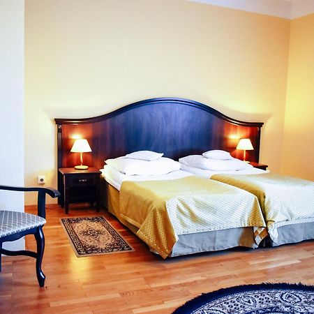 Hotel Zamek Krolewski W Rydzynie 리드지나 외부 사진