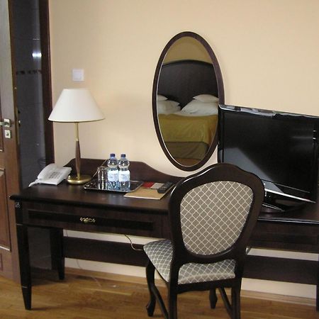 Hotel Zamek Krolewski W Rydzynie 리드지나 외부 사진