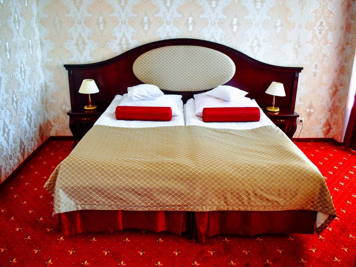 Hotel Zamek Krolewski W Rydzynie 리드지나 외부 사진