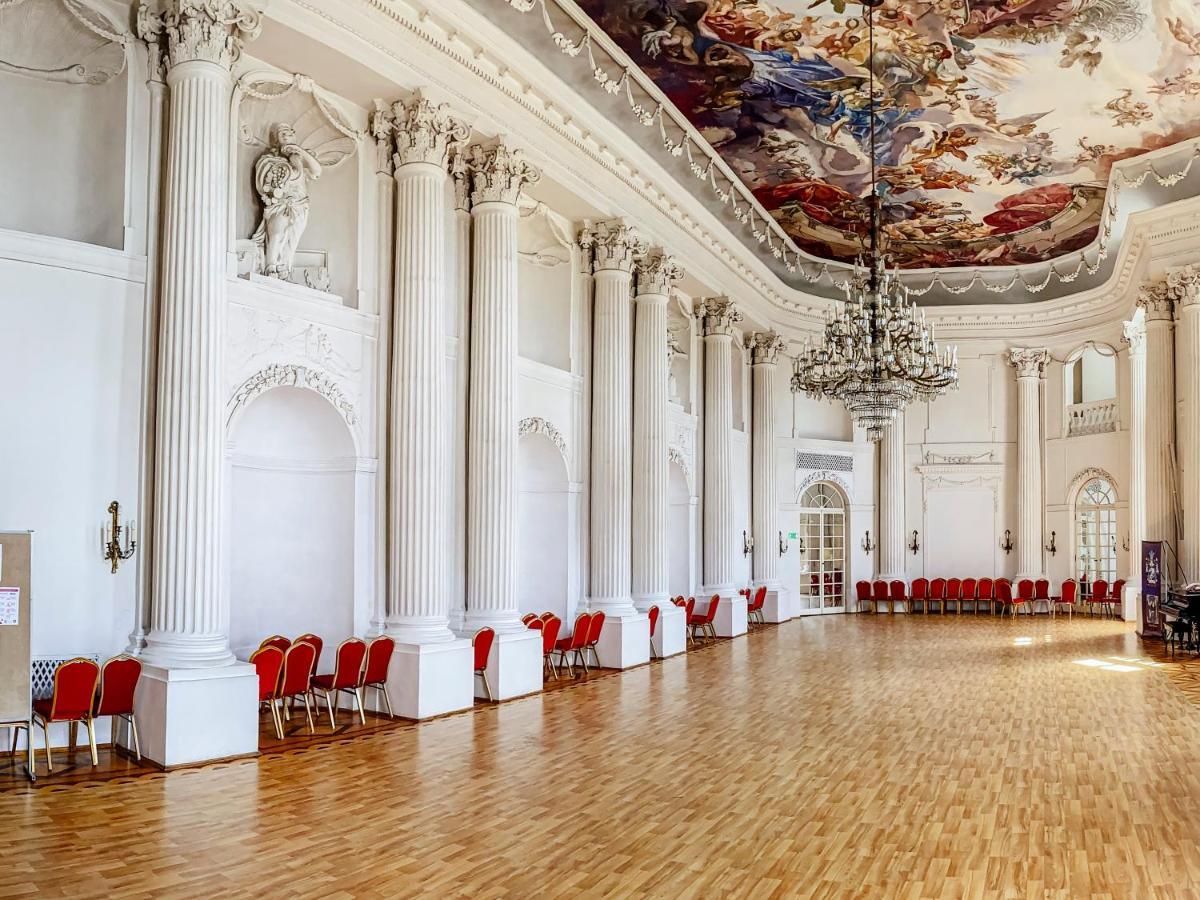 Hotel Zamek Krolewski W Rydzynie 리드지나 외부 사진