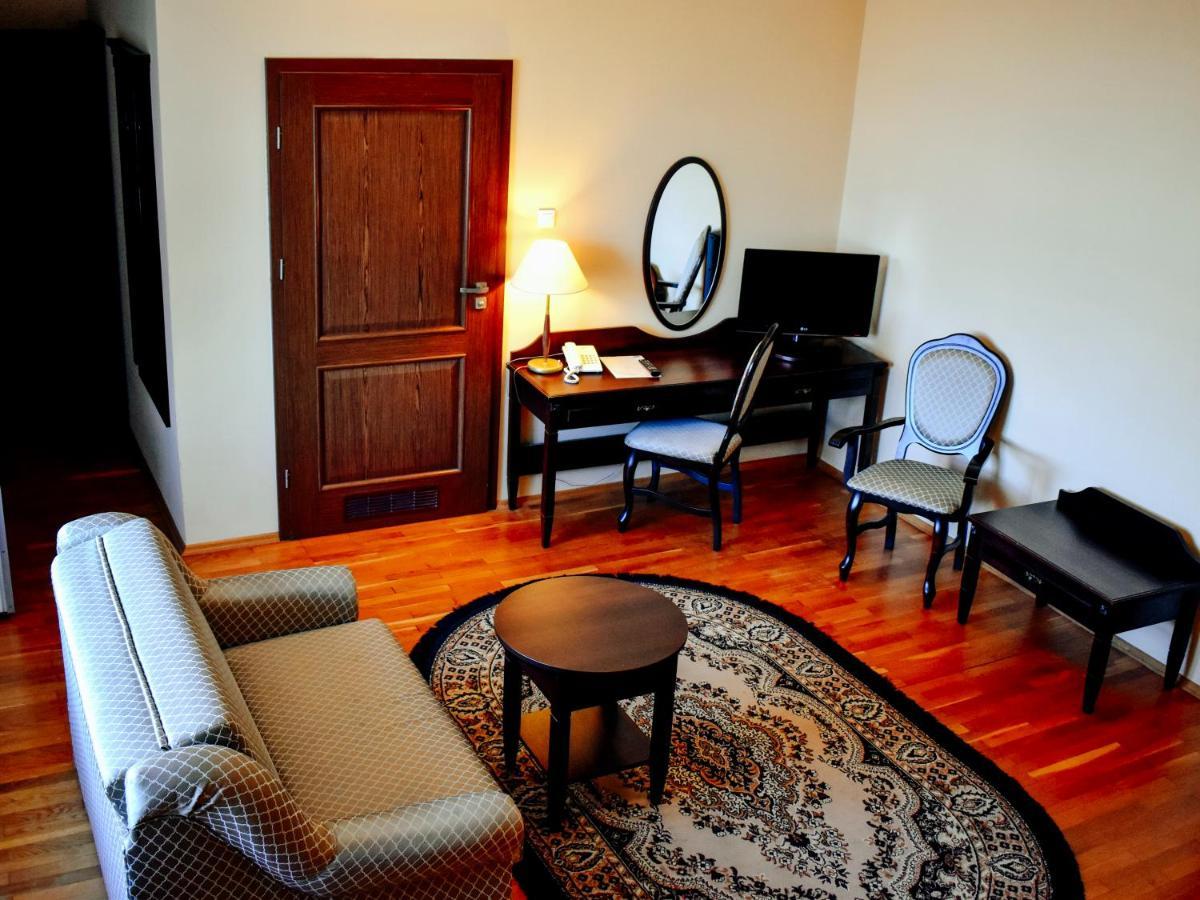 Hotel Zamek Krolewski W Rydzynie 리드지나 외부 사진