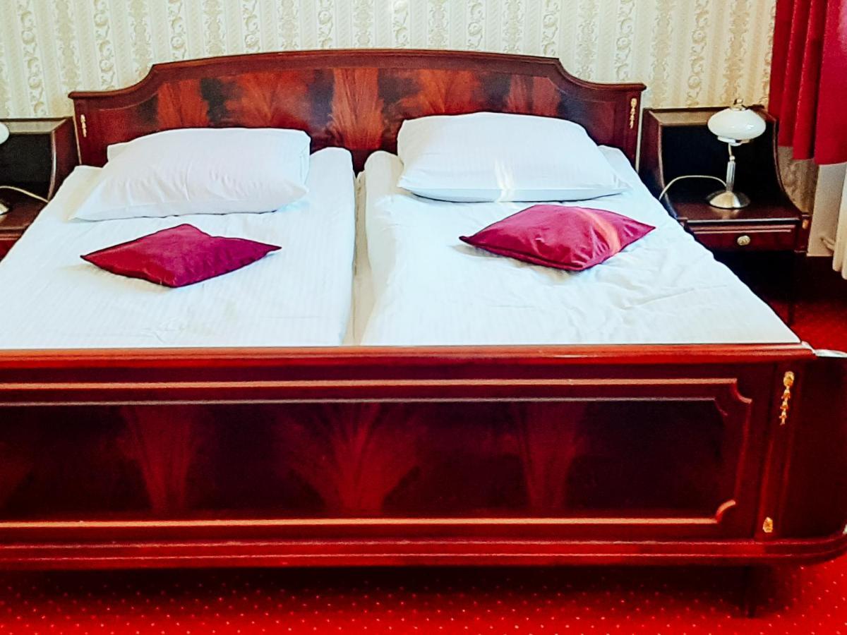 Hotel Zamek Krolewski W Rydzynie 리드지나 외부 사진