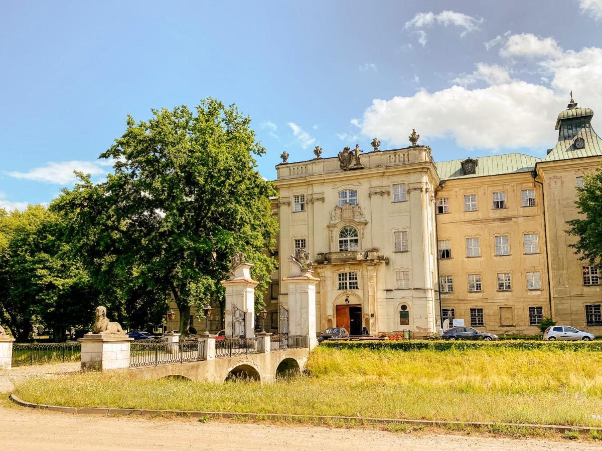 Hotel Zamek Krolewski W Rydzynie 리드지나 외부 사진