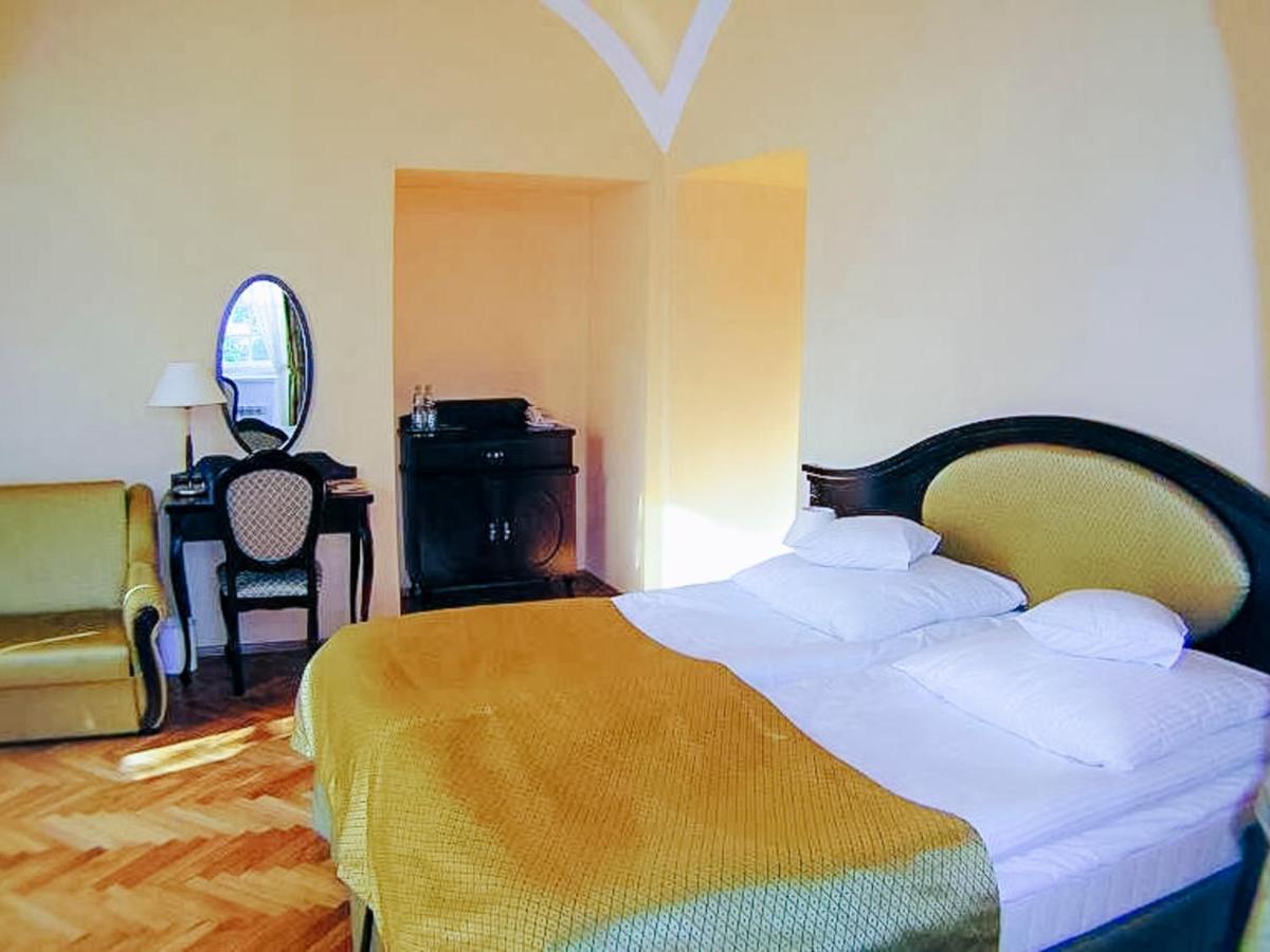 Hotel Zamek Krolewski W Rydzynie 리드지나 외부 사진