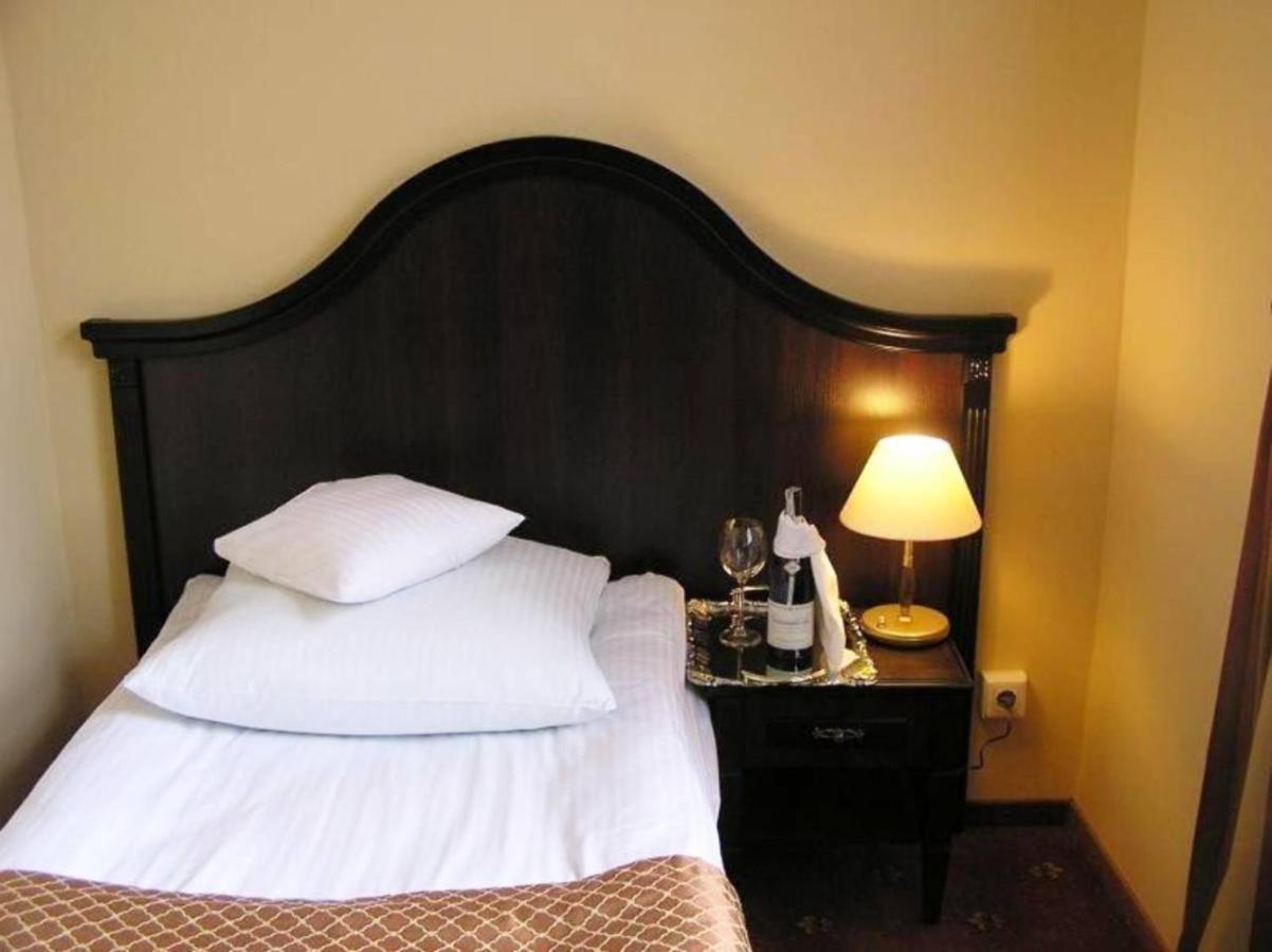 Hotel Zamek Krolewski W Rydzynie 리드지나 외부 사진