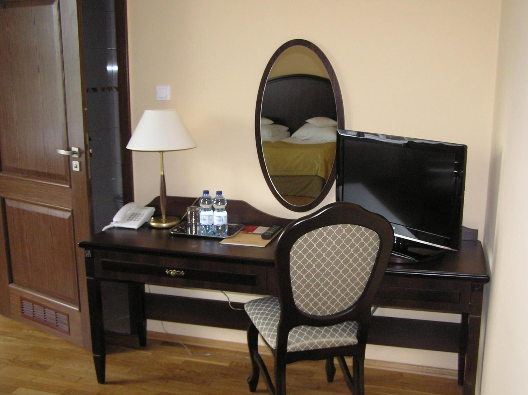 Hotel Zamek Krolewski W Rydzynie 리드지나 외부 사진