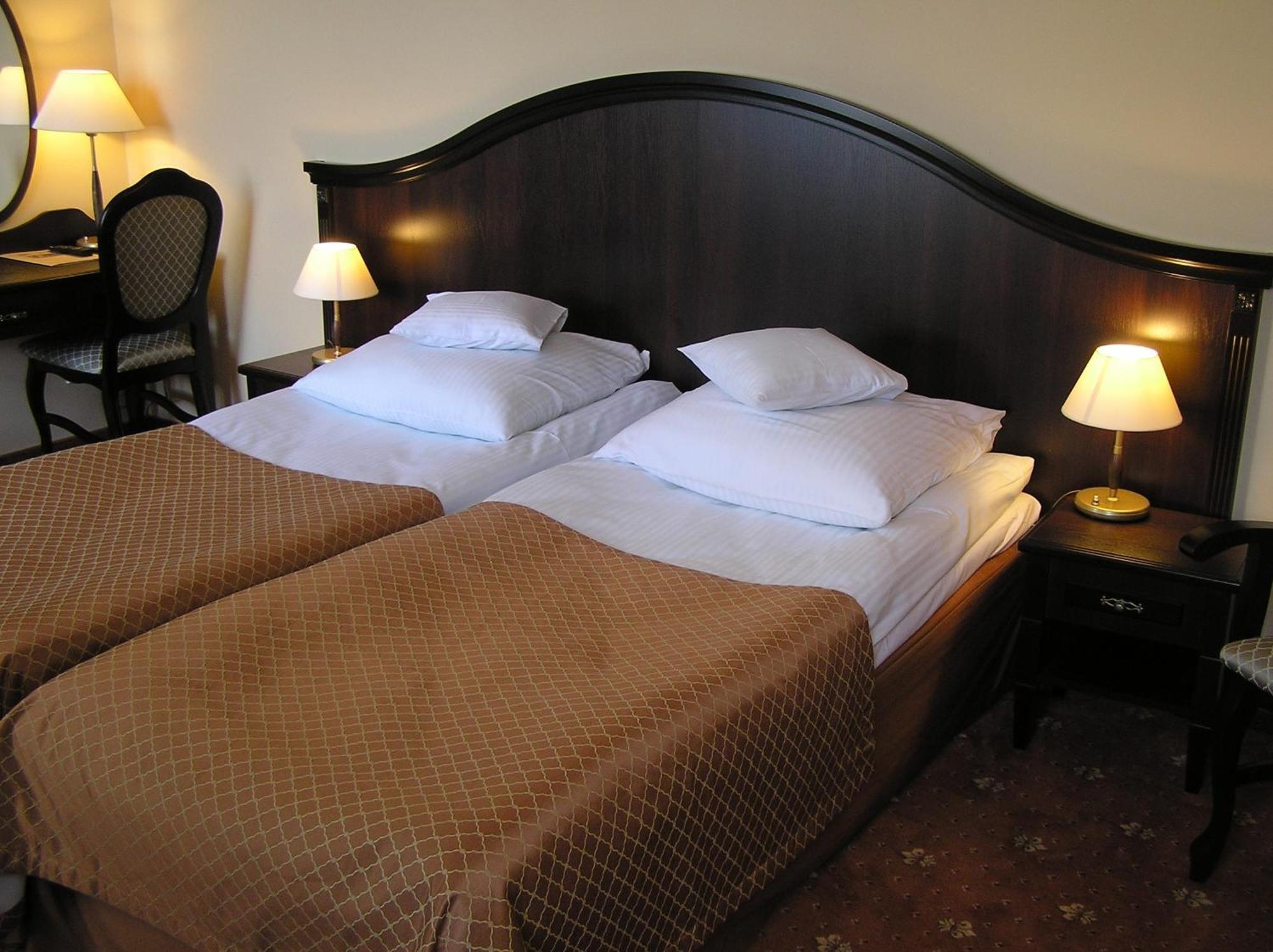Hotel Zamek Krolewski W Rydzynie 리드지나 외부 사진