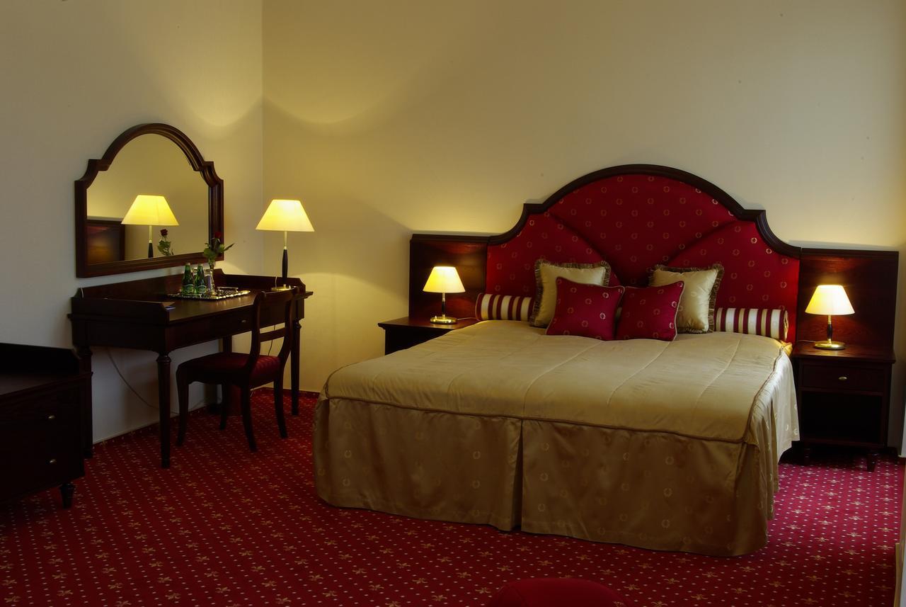 Hotel Zamek Krolewski W Rydzynie 리드지나 외부 사진