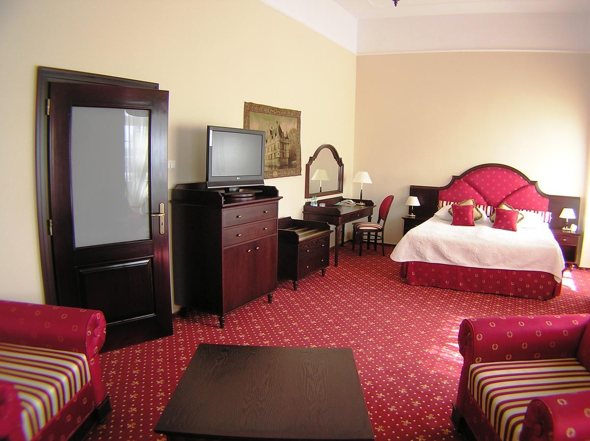 Hotel Zamek Krolewski W Rydzynie 리드지나 외부 사진